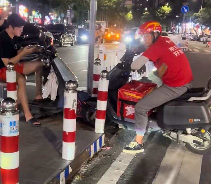 惠州外賣哥與鐵騎士鬥氣，在路中心互頂不讓4小時到天黑。網圖