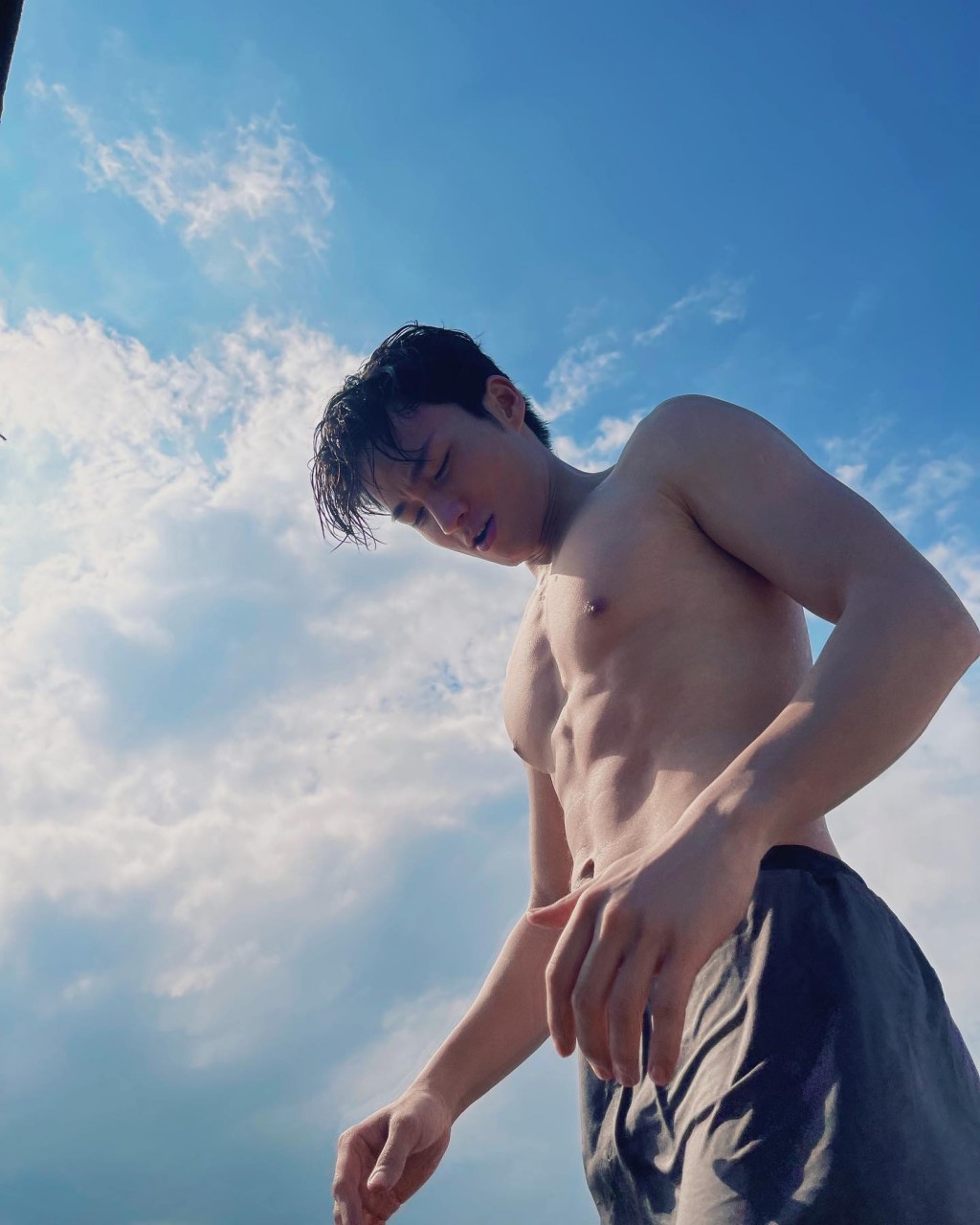 周嘉洛一身健碩肌肉,網民大讚其外形,封他為新男神。 周嘉洛一身健碩肌肉,網民大讚其外形,封他為新男神。