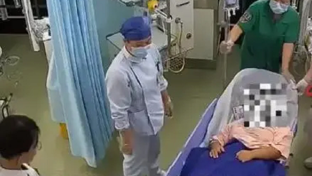 女子堅稱不知道懷孕,腹痛入院廁所產女。