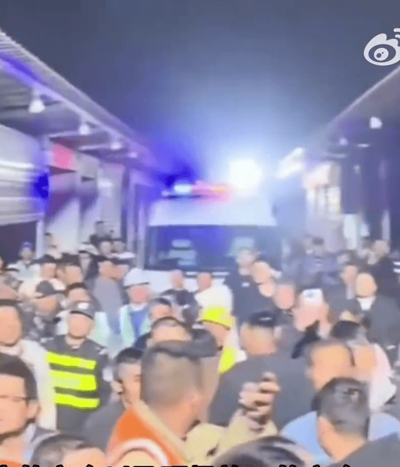 地盤現場聚集大量工人。