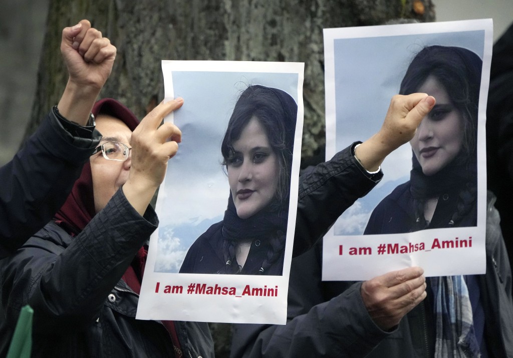 伊朗人聚集在伊朗駐德國柏林大使館前，舉起阿米尼的照片示威。AP