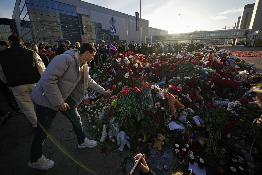 民众向恐袭死难者献花。美联社