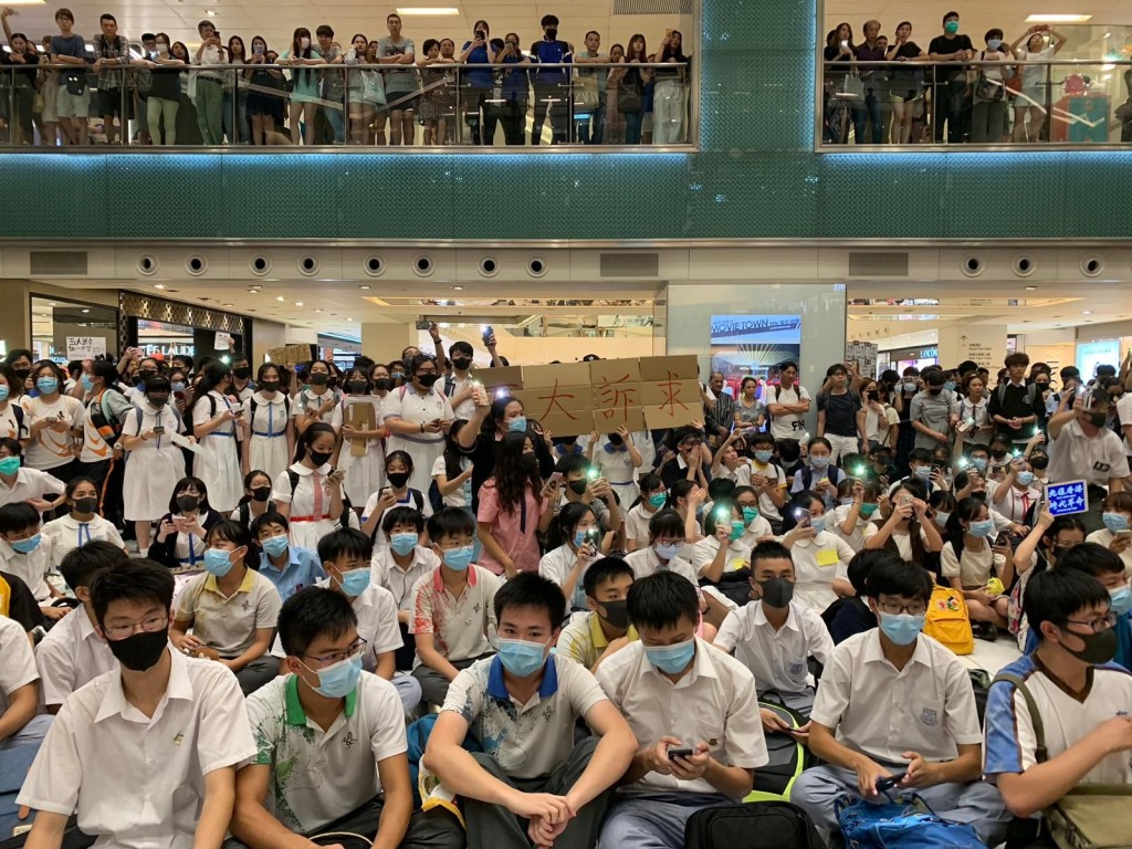 部份人在新城市廣場聚集及靜坐