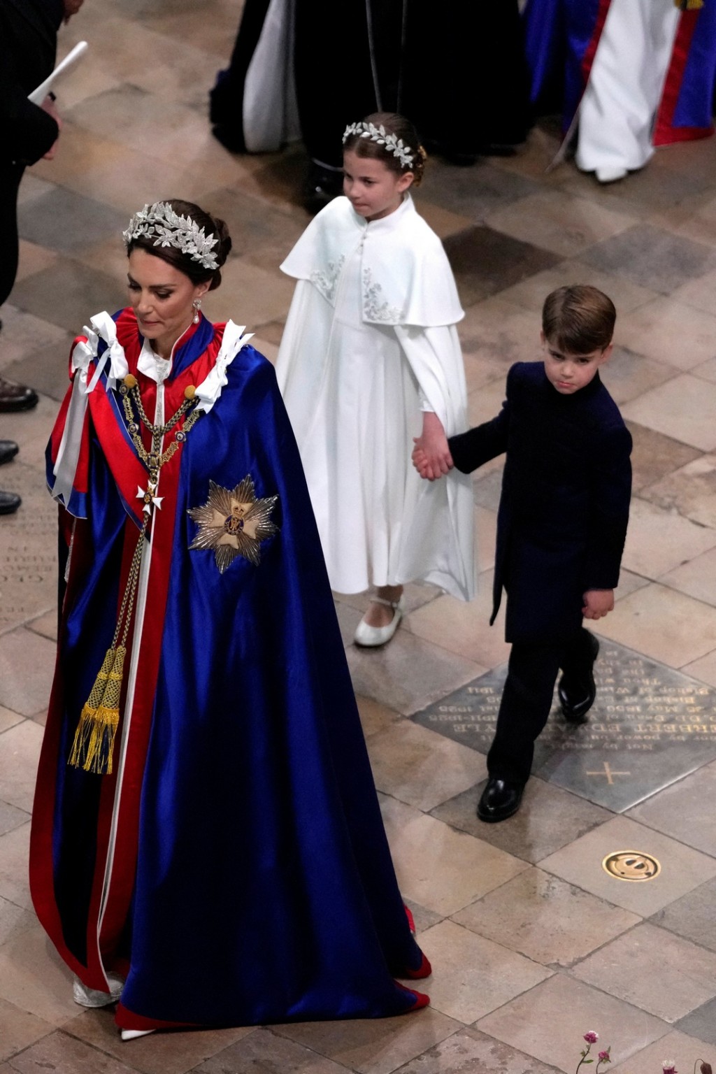 凱特穿Alexander McQueen訂製象牙白真絲長裙出席加冕典禮。 路透社