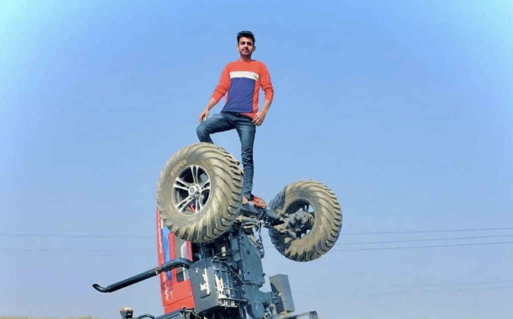 特技系網紅名德斯瓦爾（Nishu Deshwal），年僅22歲，以表演各類超高難度拖拉機表演闖出名堂。