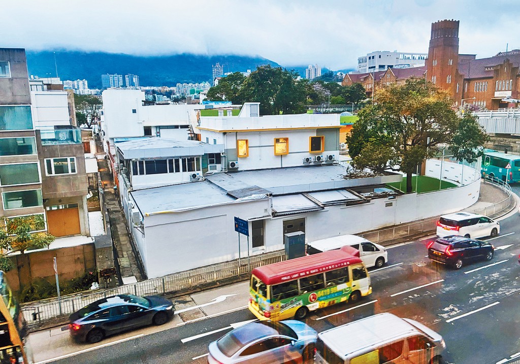 政府部門指位於窩打老道101號的「曦庭學社」未有正式申請作宿舍用途，更存在未拆除的僭建物。