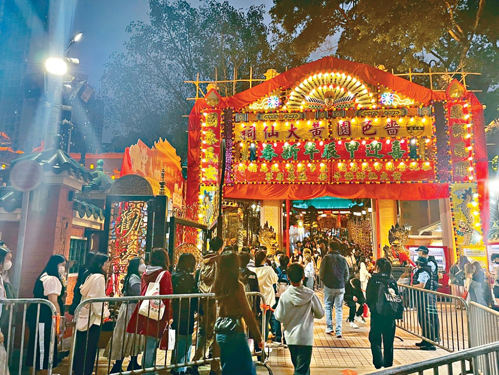 黃大仙祠延長開放時間讓市民參拜月老。
