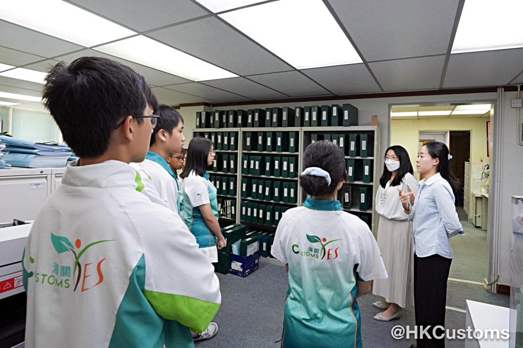 參加「師友計劃」的海關導師們帶領學員在暑假增廣見聞。fb:香港海關 參加「師友計劃」的海關導師們帶領學員在暑假增廣見聞。fb:香港海關