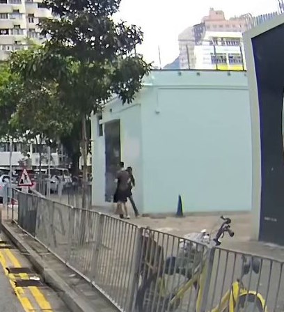 兩人相撞一刻。fb「車cam L（香港群組）」截圖