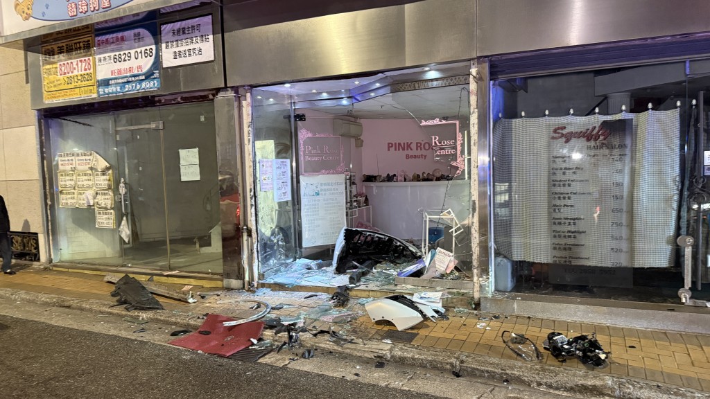 美容店被撞至一片凌乱。
