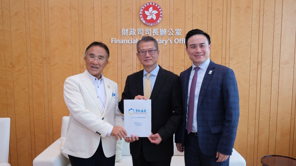 「實政圓桌」召集人田北辰(左)聯同立法會議員莊豪鋒(右)向財政司司長陳茂波(中)提交《財政預算案》建議書。田北辰fb
