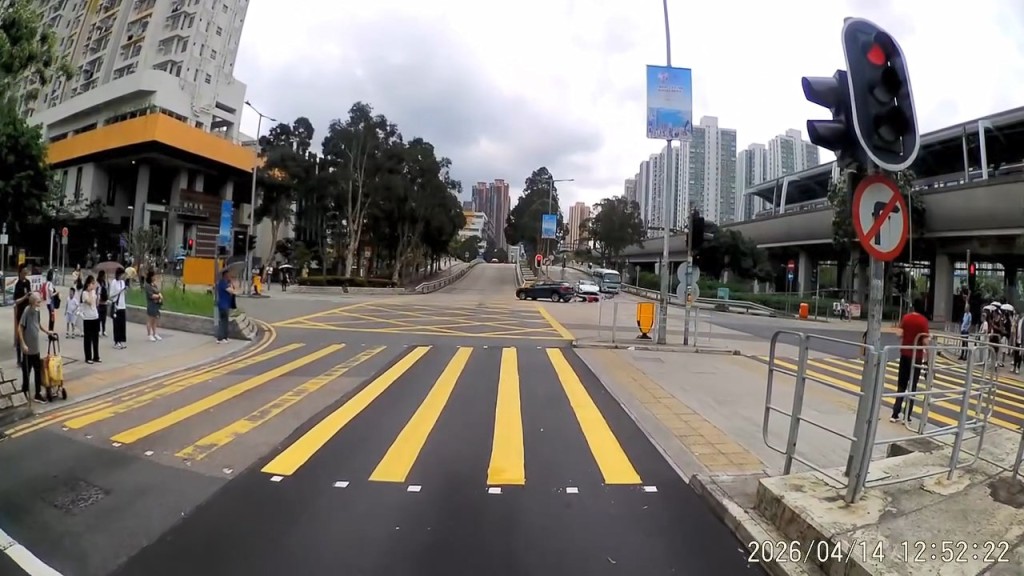 一輛私家車駛至沙田安睦街及安明街交界時,撞到一輛懷疑沒有遵受交通燈停下的單車。fb「車cam L」群組Siu Dan Wong片段截圖 一輛私家車駛至沙田安睦街及安明街交界時,撞到一輛懷疑沒有遵受交通燈停下的單車。fb「車cam L」群組Siu Dan Wong片段截圖