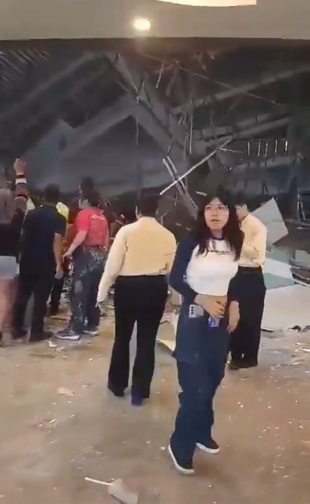 在场民众尖叫乱跑。 X 在场民众尖叫乱跑。 X