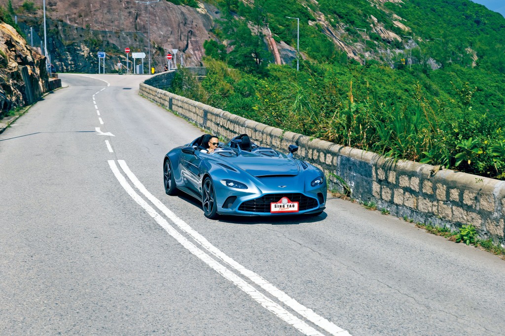 V12 Speedster全開放式駕駛艙格式，配合強悍700ps馬力V12引擎，加速快感保證超級。