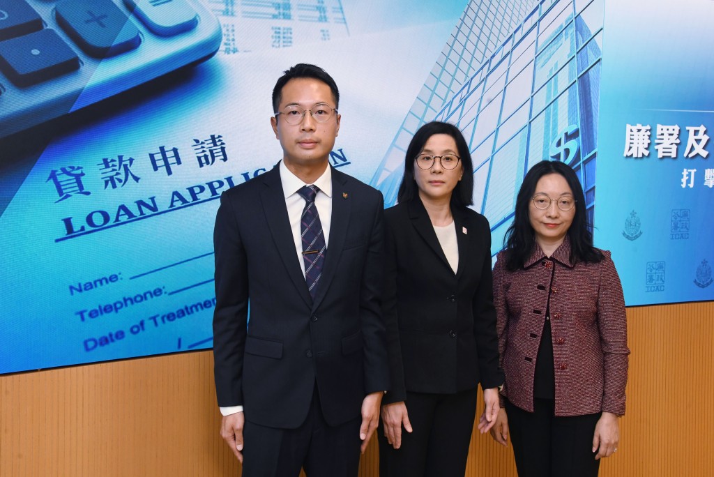 左起 : 警方商業罪案調查科總督察何潤賢、廉政公署執行處首席調查主任余顯麗、香港按証保險有限公司中小企融資擔保計劃業務運作副總裁莫愛。 左起 : 警方商業罪案調查科總督察何潤賢、廉政公署執行處首席調查主任余顯麗、香港按証保險有限公司中小企融資擔保計劃業務運作副總裁莫愛。
