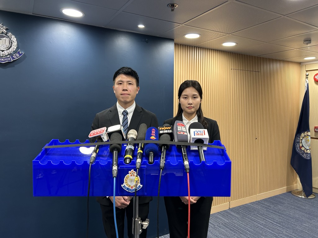 元朗警區刑事調查隊第12隊高級督察陳敏熹(右)及深水埗警區刑事調查隊第1隊督察馬沛聰(左)交代案情。