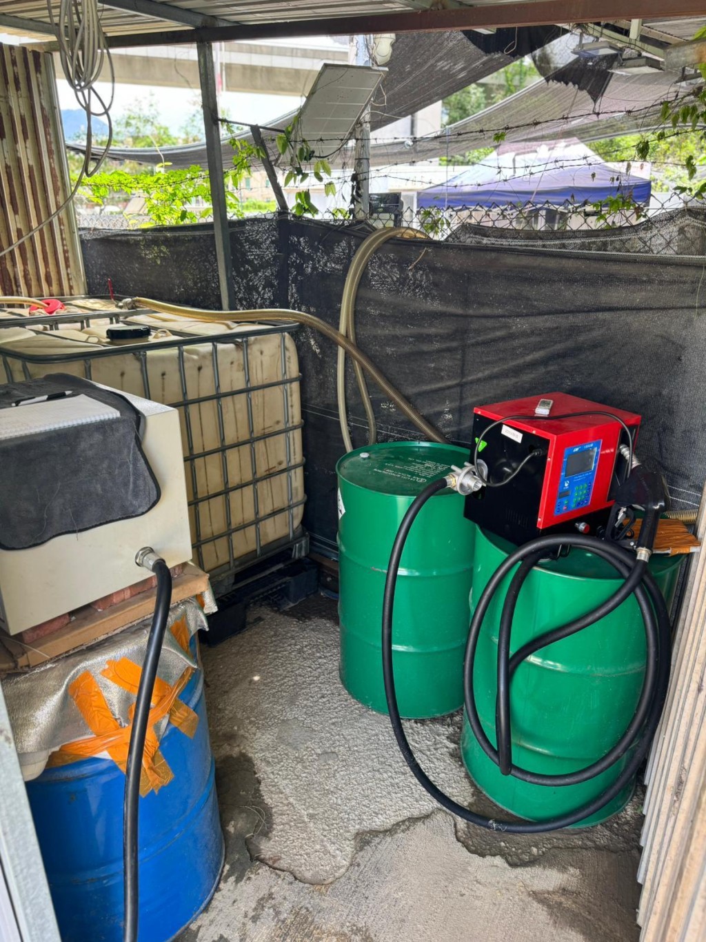海關與消防處於屯門麥園圍搗破一個非法加油站,發現大批入油工具。 海關與消防處於屯門麥園圍搗破一個非法加油站,發現大批入油工具。