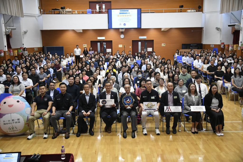 警察谈判组及警察心理服务课于9月13日，联同香港大学香港赛马会防止自杀研究中心为逾280名香港天主教教区中小学校长、教师，驻校社工及心理学家，举办校园危机处理分享会并进行交流。