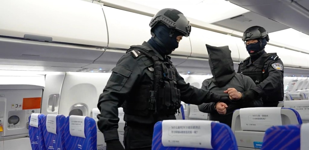 陈志犯罪集团骨干成员李雄被押解回国。《人民日报》 陈志犯罪集团骨干成员李雄被押解回国。《人民日报》