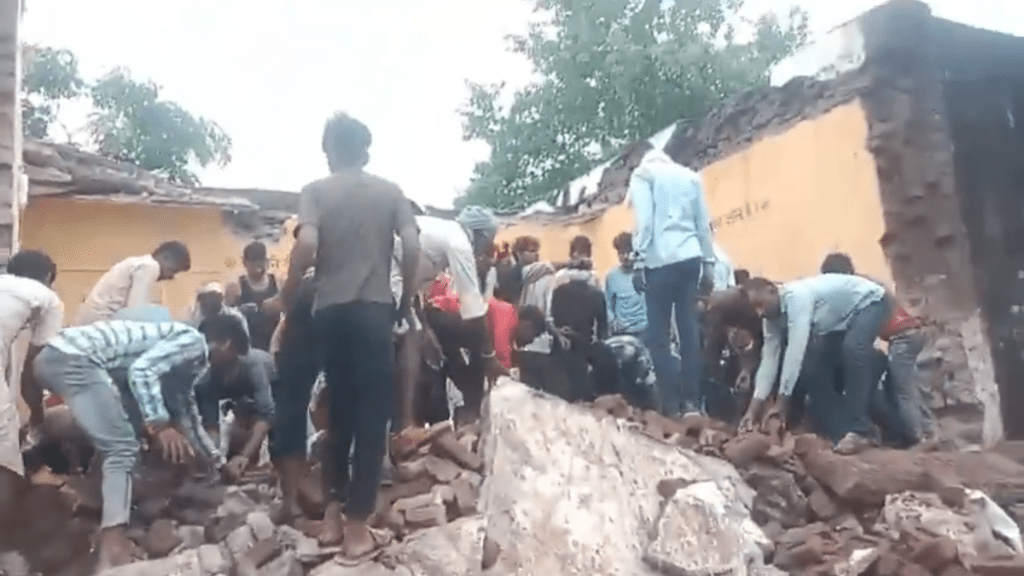 当地居民连忙翻开瓦砾救人。 X@rajeshlodha