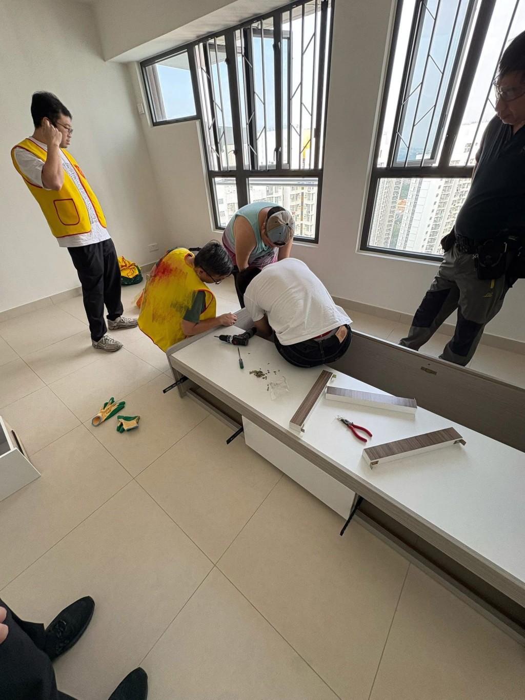 陳家樂落手落腳用電批裝嵌木床。