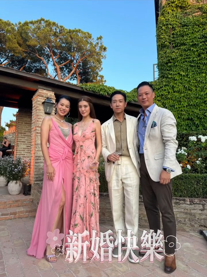 胡杏儿夫妇与吴千语及施伯雄的合照，胡杏儿笑容及首饰灿烂，明显比新娘吴千语抢镜。