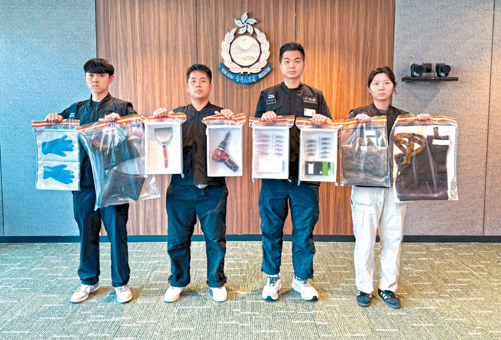入境處人員展示在反「黑工」行動中檢獲的證物。