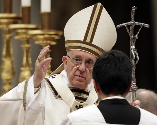 教宗方濟各周日晚，在梵蒂岡聖伯多祿大教堂主持平安夜子夜彌撒。美聯社