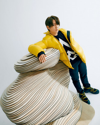 偶像歌手姜濤帥氣演繹Moncler Collection的全新黃色Guitry羽絨短身外套/$15,150，採用閃亮漆面尼龍製作，飾以經典長方格絎縫，配搭靈感源自登山外套的微斜雙向拉鏈，型格突出。(Moncler)