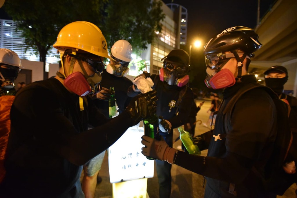 銅鑼灣入夜後仍然有示威者聚集。