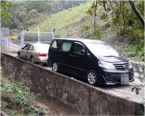 兩輛被砸爛車窗和車門的私家車。