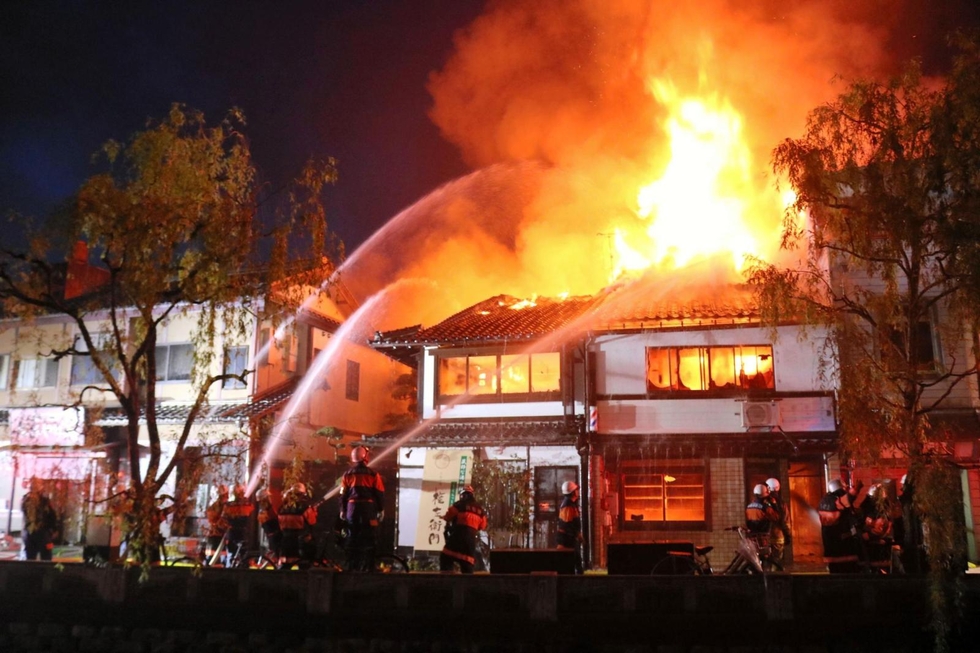 城崎温泉旅馆起火,40人紧急疏散。 神戸新闻ホーム 城崎温泉旅馆起火,40人紧急疏散。 神戸新闻ホーム