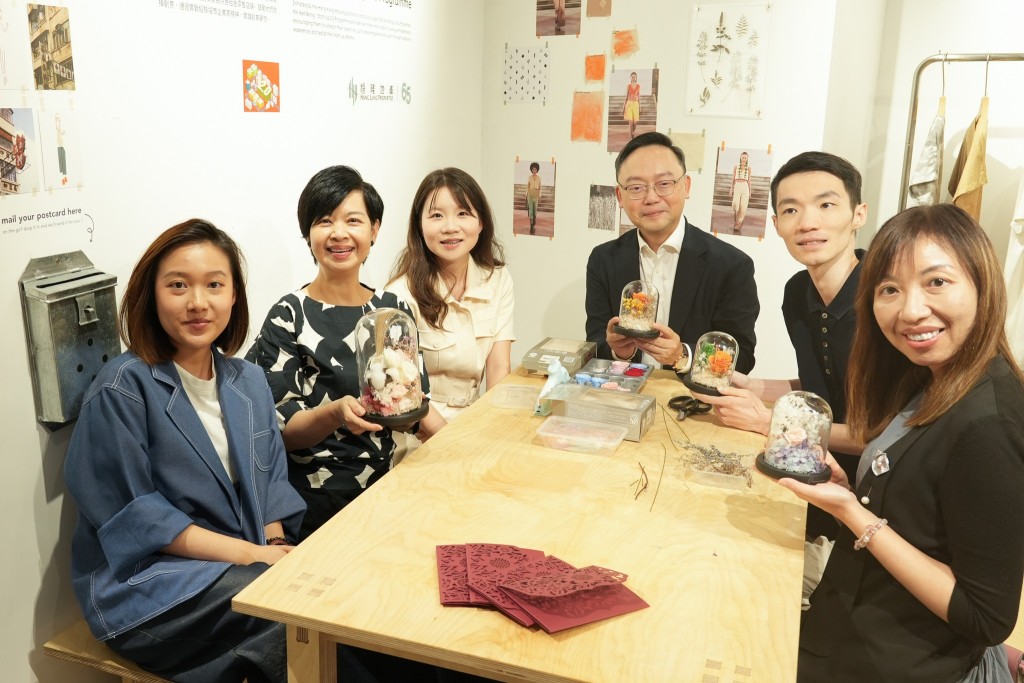 何永賢在交流中嘗試插花,體會到花藝擺設「很考心思」。何永賢FB圖片 何永賢在交流中嘗試插花,體會到花藝擺設「很考心思」。何永賢FB圖片