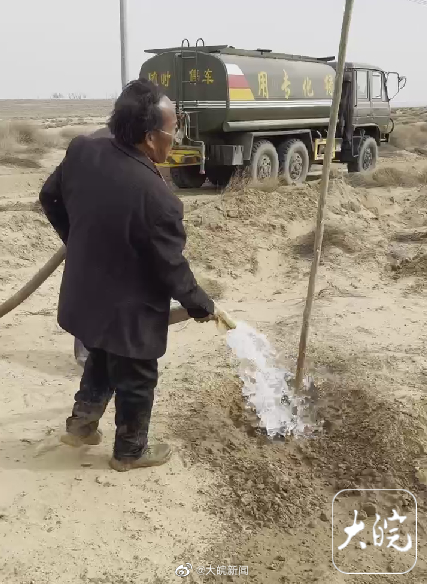 馬家灘鎮安排水車澆灌孫某近期栽種的890棵絲棉木。 網上圖片