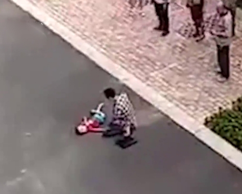 父親事後跪在墮樓身亡男童身邊。(網圖)