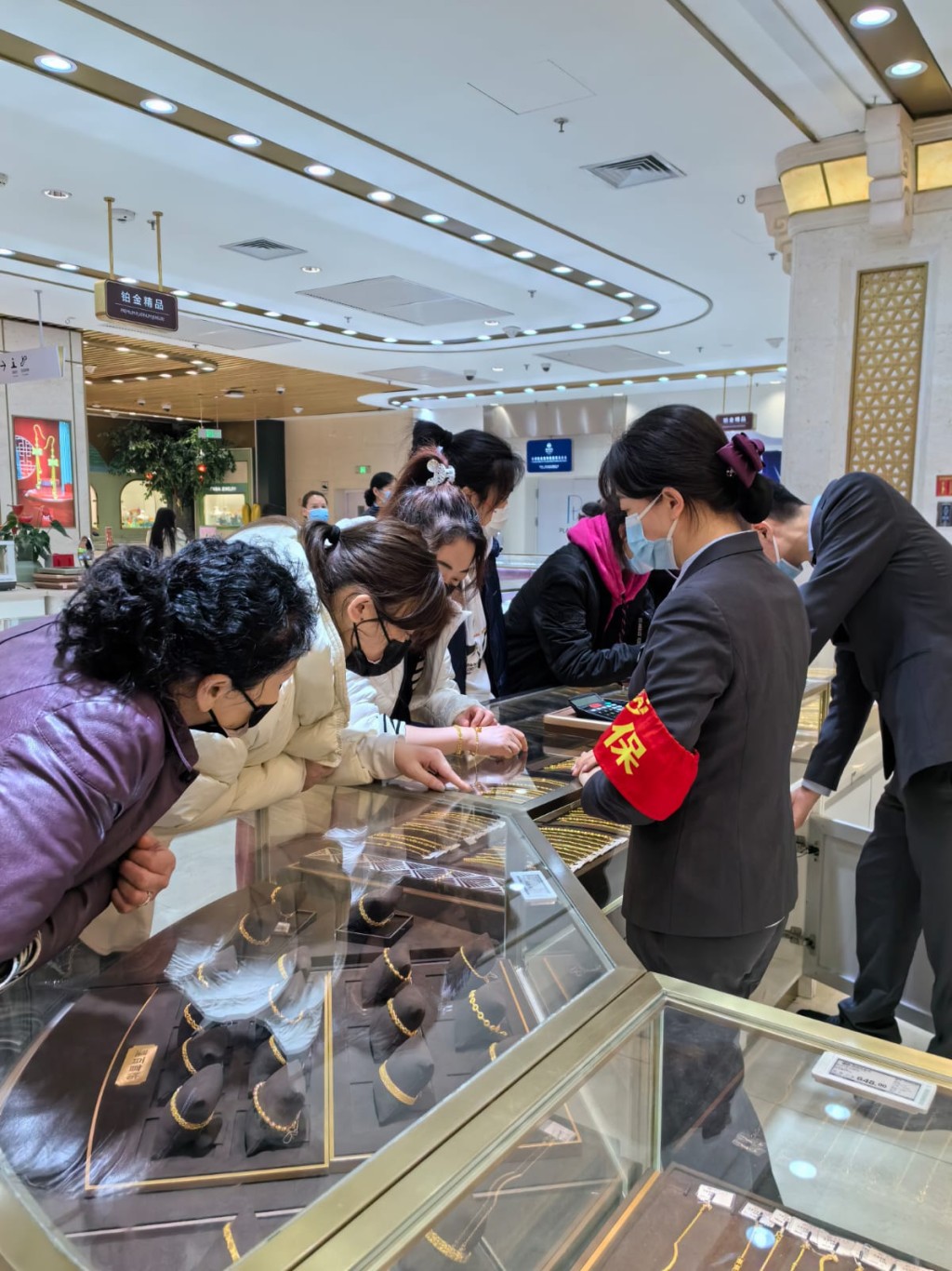 在北京最大金店菜百首飾總店，不少顧客在挑選飾品。張言天攝