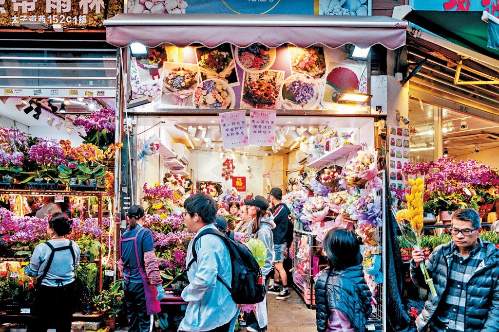 旺角花墟多間花店都在當眼處擺放年花推廣，僅少數推銷情人節花束。