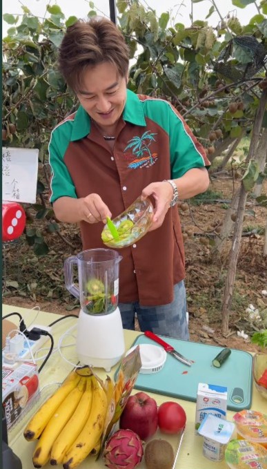 期間陳浩民便拿起不同蔬果放進榨汁機，有不少蒼蠅在附近飛來飛去，衛生清況堪憂。