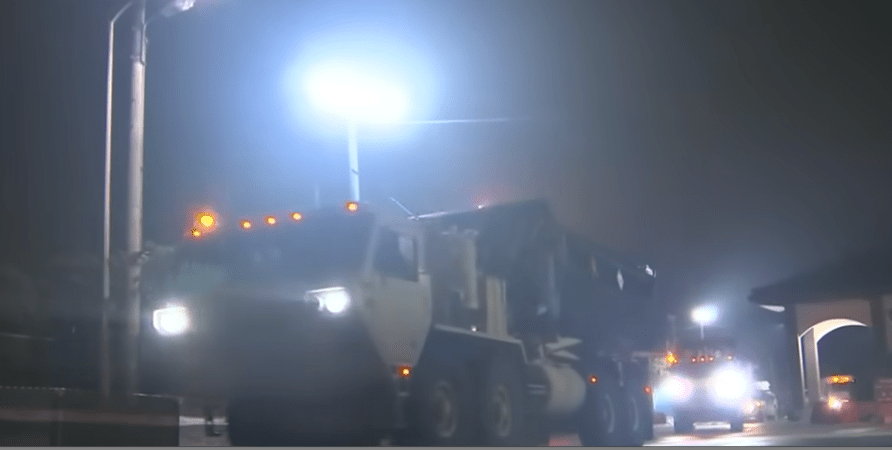 薩德系統導彈發射車當年抵達星州基地情景。 薩德系統導彈發射車當年抵達星州基地情景。