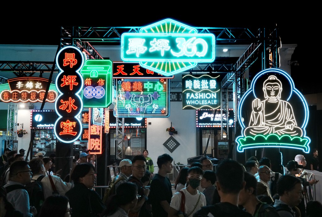 昂坪市集大道化身為懷舊霓虹燈主題大道。 昂坪市集大道化身為懷舊霓虹燈主題大道。