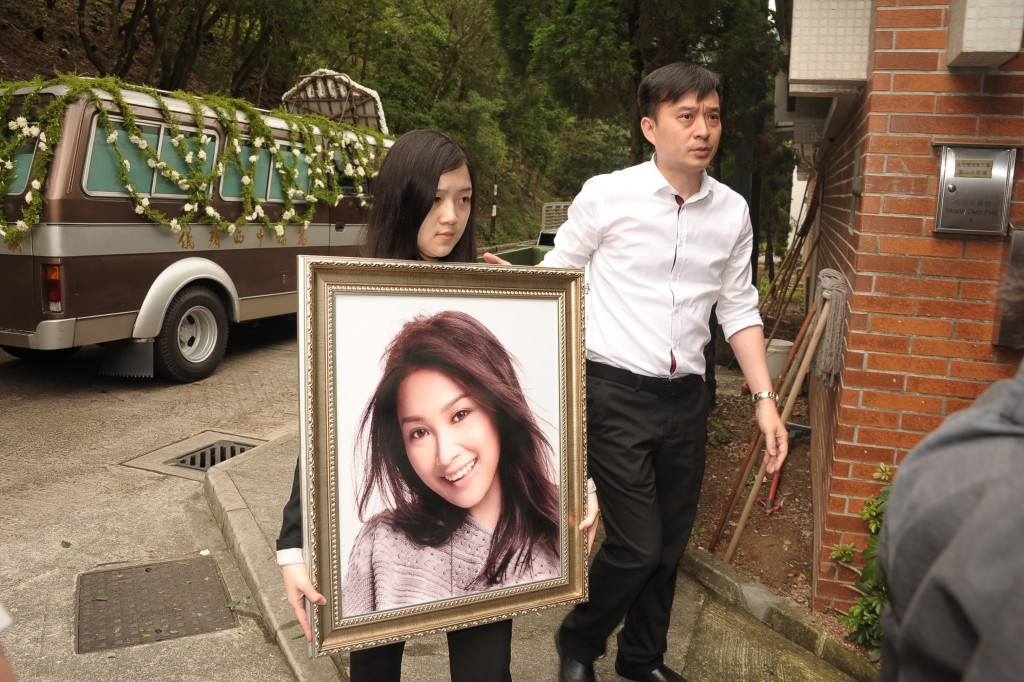 陳僖儀遺照由親妹捧着，步入火葬場。資料圖片