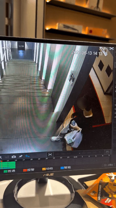 男子兩小時後重返現場並手持礦泉水樽。(影片截圖) 男子兩小時後重返現場並手持礦泉水樽。(影片截圖)