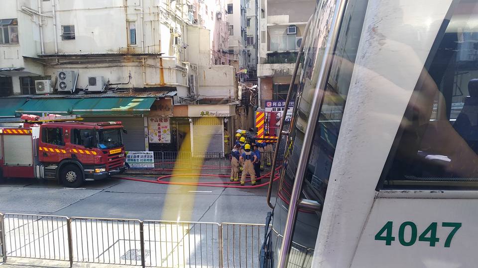 首飾店發生火警，大量濃煙冒出。 ‎香港交通突發報料區/網民譚棕澤圖
