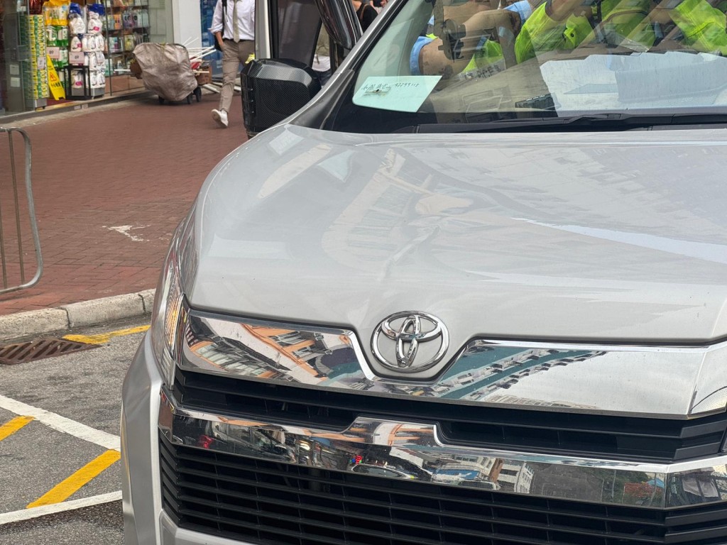 中年漢撞到輕貨車頭。
