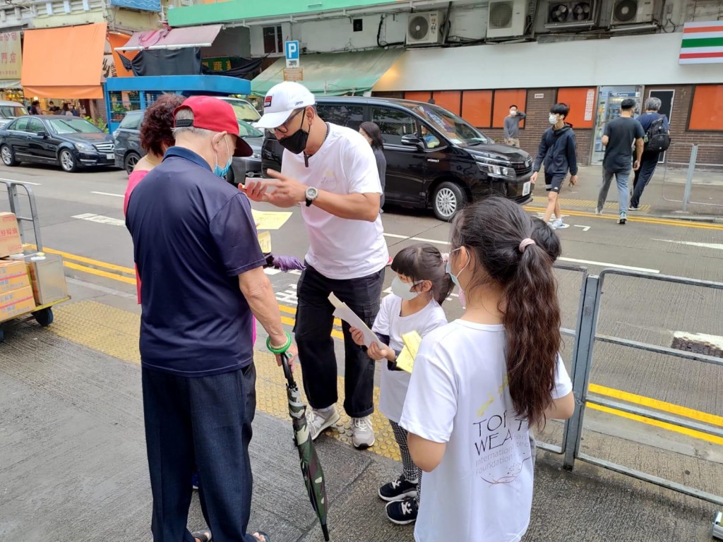六叔曾帶領女兒及一眾學員參加公益活動，回饋社會。