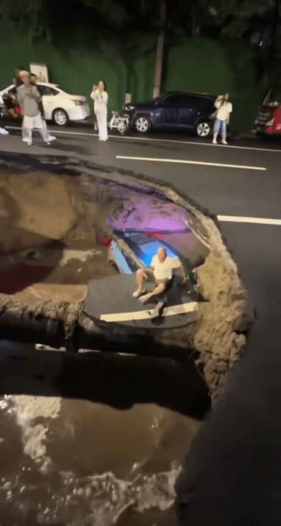河北張家口路面深夜塌陷,3車墜落致1死1傷,市民用繩索協助拉救被困者。 河北張家口路面深夜塌陷,3車墜落致1死1傷,市民用繩索協助拉救被困者。