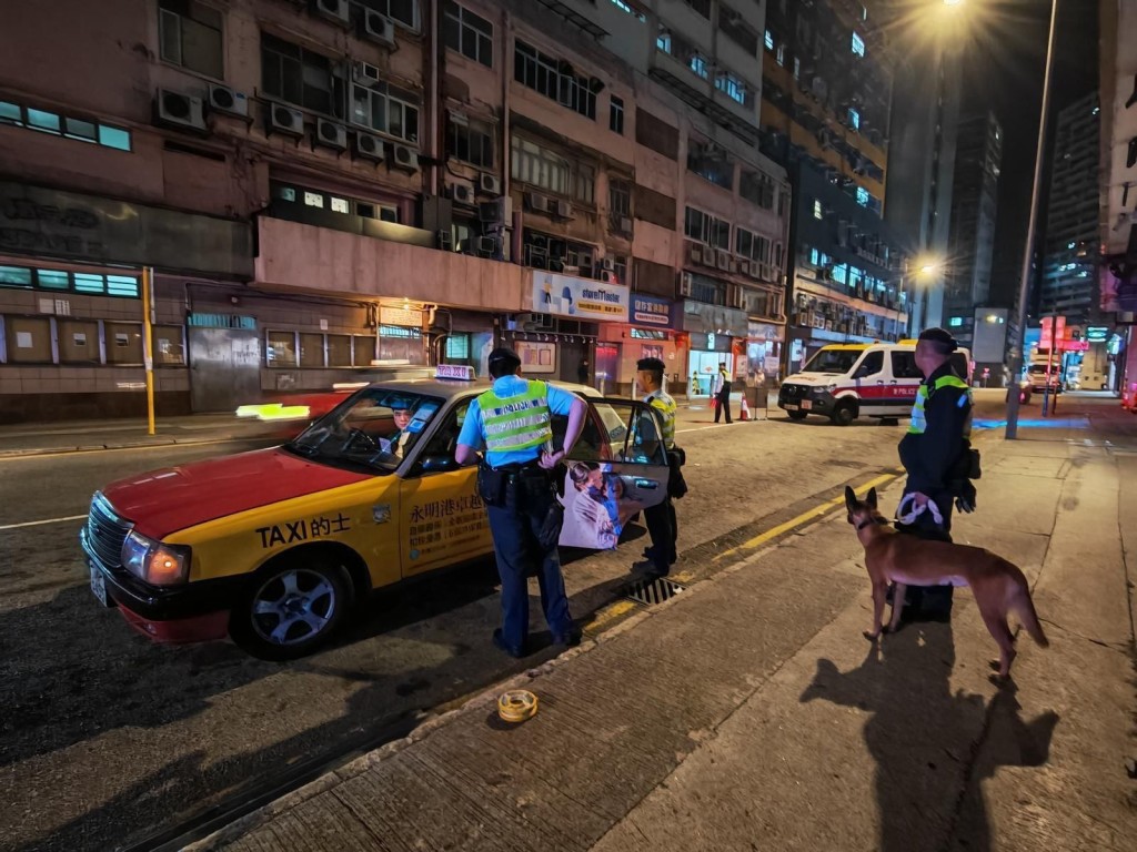 衝鋒隊及機動部隊於區內高姿態巡邏，及於策略性位置設置路障，截查可疑車輛及人士。