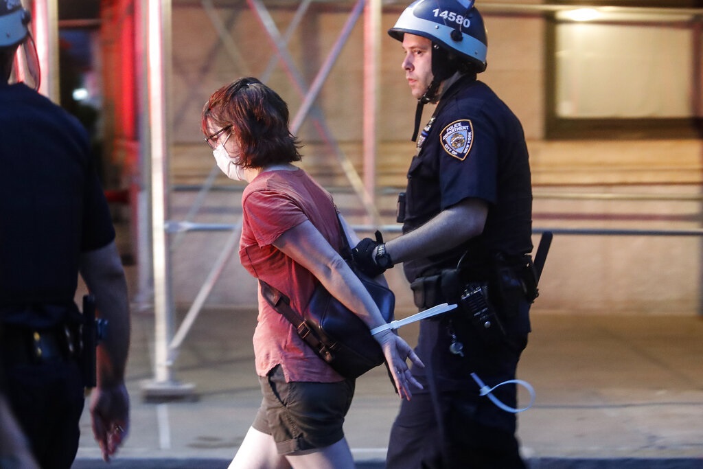 紐約警方拘捕大批示威者。AP資料圖片