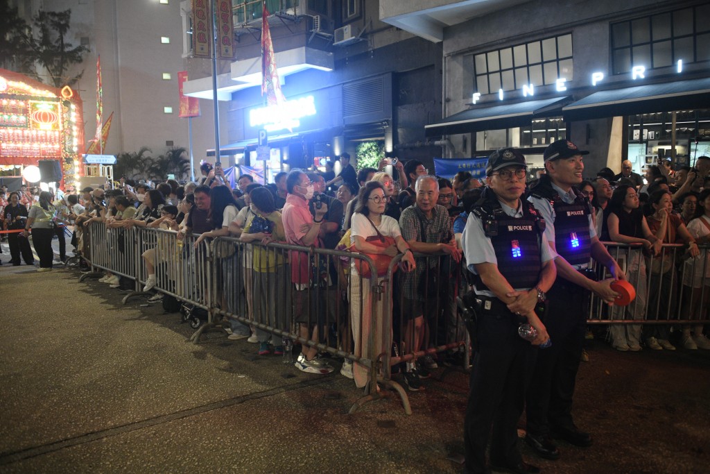 警員在場維持秩序。