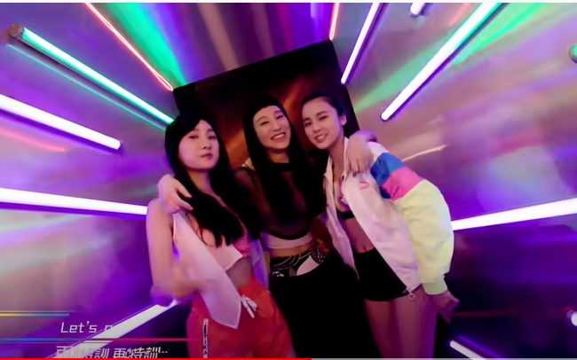 三人鏡頭，都是炎明熹企中間，搶晒鏡。